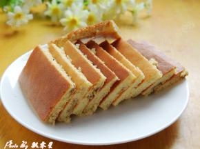 烤好的蛋糕立即从烤盘中取出，放到烤架上晾凉切块