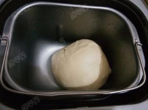 主料混合揉成团，加入黄油揉至扩展阶段