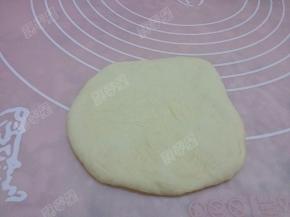 取一份面团擀开