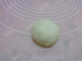 收口捏紧，再滚滚圆，收口向下