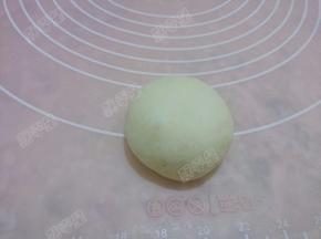 收口捏紧，再滚滚圆，收口向下