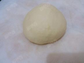 面粉混合，揉成团，室温发酵40分钟左右，手指按下不回缩