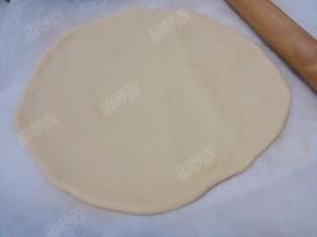 把面饼擀匀、擀薄