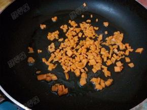 锅热油，放入胡萝卜煸炒变色盛出
