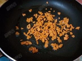 锅热油，放入胡萝卜煸炒变色盛出