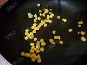 然后煸炒青豆玉米粒