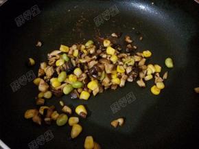 放入香菇粒煸炒后盛出