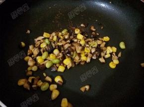 放入香菇粒煸炒后盛出