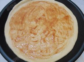 把饼皮上抹一层番茄酱