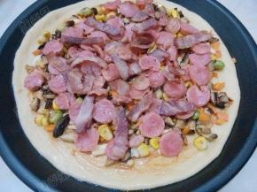 然后铺上培根和披萨肠
