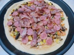 然后铺上培根和披萨肠