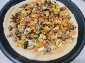 铺上素菜配料，再撒一点马苏里拉