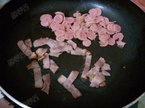 将培根和披萨肠煎一下盛出