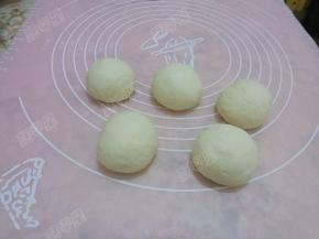 取出发酵好的面团，分割成等份分别滚圆