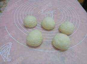 取出发酵好的面团，分割成等份分别滚圆