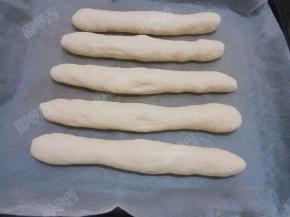 再搓成两头尖的长条，放入烤盘中发酵