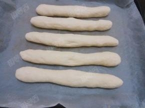 再搓成两头尖的长条，放入烤盘中发酵