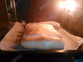 烤盘放入已经预热的烤箱下层，170度上下火烤30分钟