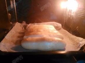 烤盘放入已经预热的烤箱下层，170度上下火烤30分钟