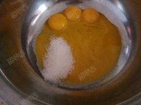 分离出蛋黄，加入白砂糖