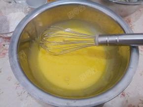 用打蛋器搅打均匀