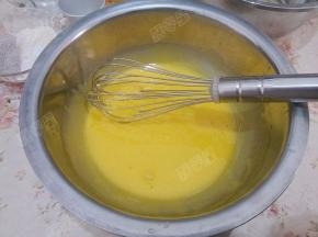用打蛋器搅打均匀