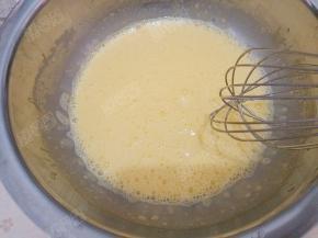 加入玉米油、牛奶，打蛋器搅拌均匀