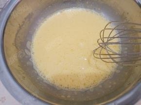 加入玉米油、牛奶，打蛋器搅拌均匀