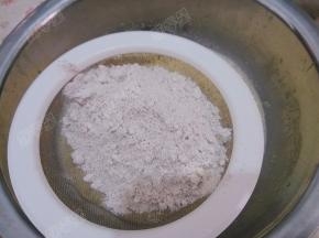 将咖啡粉、低筋面粉过筛入盆中