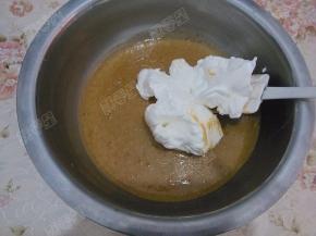 取1/3量的蛋白霜混入蛋黄糊中，用刮刀以翻转的方式翻拌均匀