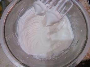 蛋清用打蛋器打出一些泡沫，分二次加入柠檬汁和细砂糖60g，打出尖端挺立的蛋白霜