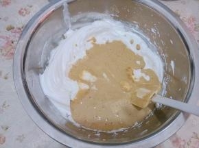 将拌匀的面糊倒回蛋白霜中