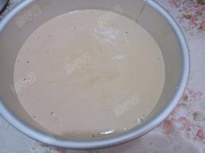 搅拌好的面糊倒入模具中，用刮刀抹平表面，模具在台面上用力震几下，震出面糊中较大的气泡