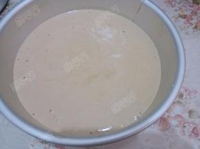 搅拌好的面糊倒入模具中，用刮刀抹平表面，模具在台面上用力震几下，震出面糊中较大的气泡