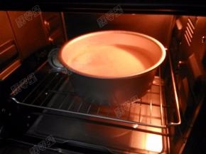 放入预热160度的烤箱中