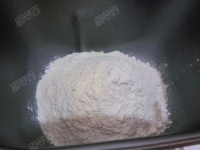 高筋面粉放入面包机内胆
