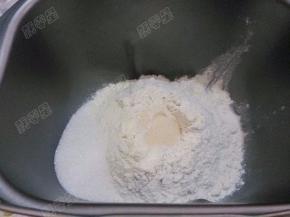 放入奶粉，角落放入盐、糖，中间放入酵母