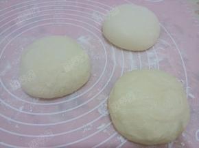 面团室温发酵2倍大，测试发酵好的面团用手指沾高粉插入面团中，面团手指孔不回缩即发酵好