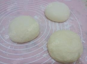 面团室温发酵2倍大，测试发酵好的面团用手指沾高粉插入面团中，面团手指孔不回缩即发酵好