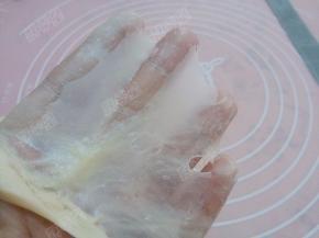 把除去黄油外的所有材料揉成面团，揉到起筋后，加入黄油继续揉，一直揉到完全阶段