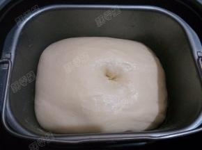 把除去黄油外的所有材料揉成面团，揉到起筋后，加入黄油继续揉，一直揉到完全阶段