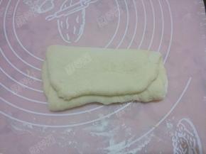 把擀好的长条面团上下折叠一次静置10分钟