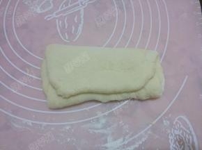 把擀好的长条面团上下折叠一次静置10分钟
