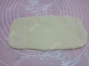 取一个醒发好的面团，擀成长条