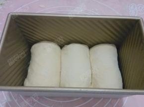 收口朝下放入吐司盒底部