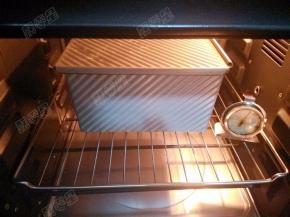 发酵到吐司模的9分满的时候，盖上吐司盖，送入预热好的烤箱中，165℃、中下层、上下火、烤35分钟左右