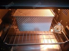 发酵到吐司模的9分满的时候，盖上吐司盖，送入预热好的烤箱中，165℃、中下层、上下火、烤35分钟左右