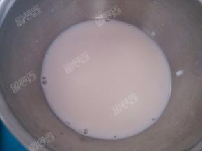 淡奶油和牛奶混合倒入容器内