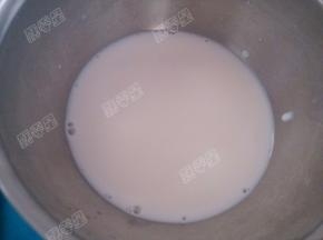 淡奶油和牛奶混合倒入容器内
