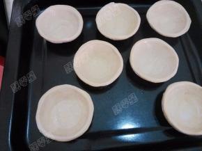 蛋挞皮放入烤盘